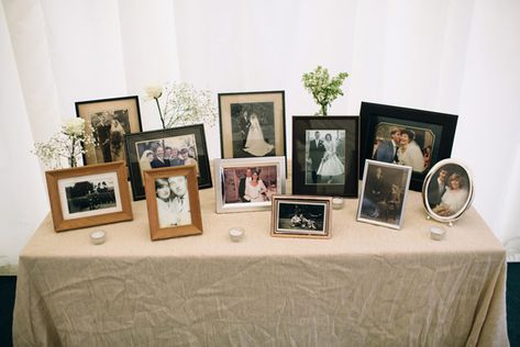 vintage frame display | www.onefabday.com Old Couple Photos, Convention Display, Memory Ideas, Wedding Memory, Old Couple, Memory Table, Wedding Moodboard, Wedding Display, Vintage Wedding Photos