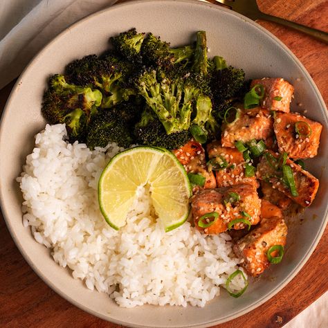 These Miso Ginger Salmon Bite Bowls with Broccoli are a delicious and healthy salmon recipe. It is healthy and easy to make. Avocado Skillet, Inflammation Diet Recipes, Best Salmon Recipe, Inflammation Recipes, Delicious Salmon Recipes, Bowl Meals, Ginger Salmon, Miso Salmon, Salmon And Broccoli