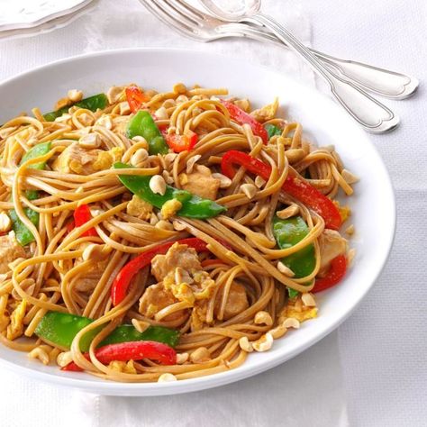 Thai Chicken Linguine Peanut Chicken Stir Fry, Chicken Linguine, Linguine Recipes, Thai Peanut Chicken, Chicken Pad Thai, Bowl Meals, Peanut Noodles, Peanut Chicken, Asian Noodle