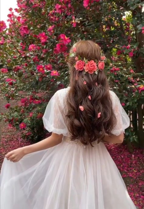 Fairy Tale Hairstyles Princess Hair, Hair Ideas With Flowers, Hair Styles Flowers, Hair Styles With Flowers, Flowers In Hair Photoshoot, Floral Hairstyles, Hair With Flowers, Hairstyles With Flowers, Flower In Hair