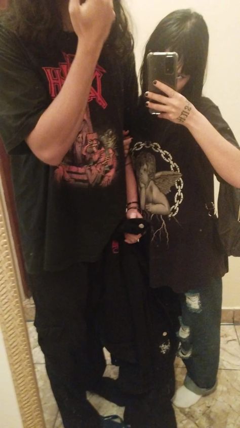 casal 
metaleiro
metal
blackmetal
casal emo
namorados
tiktok
cute Emo Relationship Aesthetic, Metalhead Couple, Sp Manifestation, Goth Couples, Goth Bf, Metal Couple, Goth Couple, Alternative Couple, Goth Girlfriend