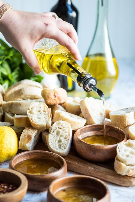 Bread and Olive Oil Appetizer Dipping Station | Party appetizers, entertaining tips, party ideas, holiday entertaining tips and more from @cydconverse Yummy Appetizers Parties, Bread Oil, Pre Made Meals, Mini Hamburgers, Food Stations, Food Photography Inspiration, Organic Olive Oil, Foods Delivered, Party Food Appetizers