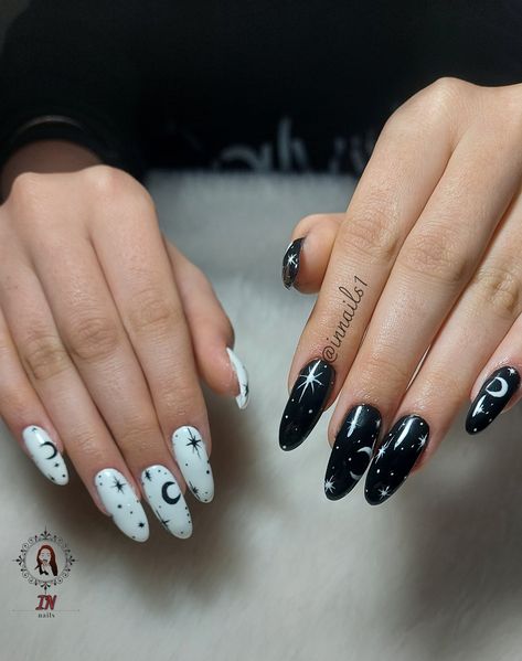 Moon And Stars Nail Art Simple, Black And White Celestial Nails, Black And White Opposite Nails, Black Nails With Stars And Moon, Black And White Nails With Stars, Black White Star Nails, Black And White Graduation Nails, Black And White New Years Nails, Black Nails White Stars