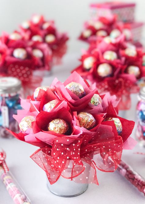 Ferrero Bouquets❤ Valentines Bouquet Diy, Valentines Food Bouquet, Ferrero Rocher Gift Ideas Valentines Day, Valentine’s Candy Bouquet, Valentine’s Day Gift Basket For Friends, Ferrero Rocher Valentine Gift Ideas, Ferrero Rocher Bouquet Diy, Valentine Gifts Flowers, Cute Valentines Gifts For Friends