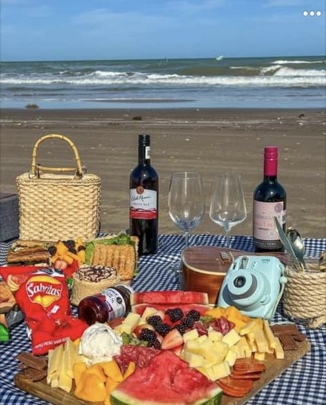 Playa Ideas, Picnic Date Food, Beach Birthday Party, Dinner Party Summer, Beach Date, Picnic Date, Beach Birthday, Picnic Food, Summer Plans