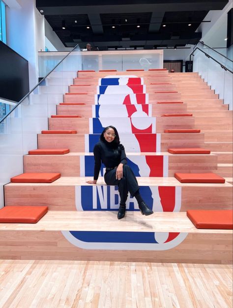 Sports Journalism Aesthetic Basketball, Sport Psychologist Aesthetic, Sports Job Aesthetic, Black Women In Sports Management, Sports Lawyer, Sports Writing, Sports Psychologist, Sports Management Career Aesthetic, Sports Agent Aesthetic