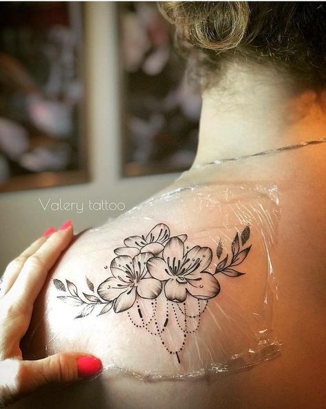 40+ Lace Tattoo Ideas to Add The Beauty of Laces To Your Life - Blurmark Jewerly Tattoo, Girl Shoulder Tattoos, Cool Shoulder Tattoos, Tattoo Zeichnungen, Geniale Tattoos, Lace Tattoo, Shoulder Tattoos For Women, Top Tattoos, Girly Tattoos