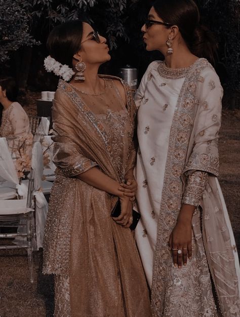 Eid Pics Poses With Cousin, Best Friends Wedding Poses, Indian Sisters Aesthetic, Traditional Poses For Cousins, Cousins Aesthetic Desi, Friend Wedding Outfit Indian, Poses With Best Friend In Traditional, Aesthetic Saree Poses With Friends, Sisters Photography Poses Indian