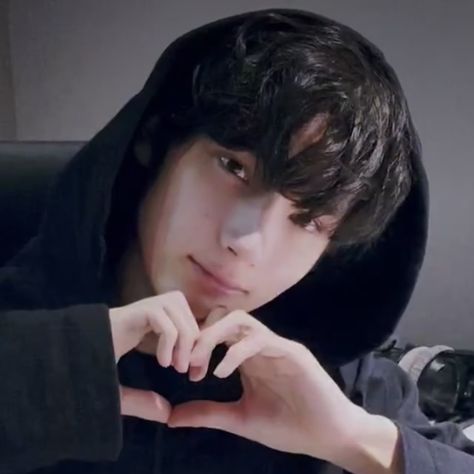 Huening Kai Heart, Huening Kai Aesthetic, Heart Pose, Kai Aesthetic, Tommorow X Together, Txt Icon, Txt Hueningkai, Kai Kamal Huening, Moa Diary