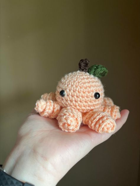 Peach Crochet Pattern, Crochet Peach Pattern Free, Crochet Peach, Festival Crochet Pattern, Peach Festival, Fruit Animals, Beach Crochet, Crochet Headband Pattern, Oh Deer