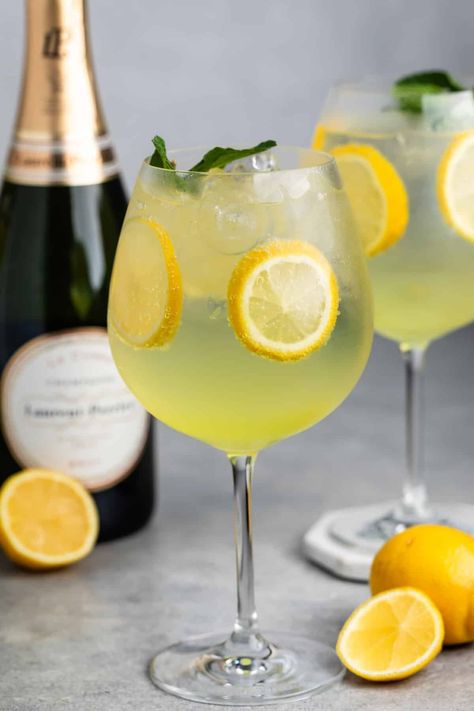 This is a classic Limoncello Spritz Recipe - the perfect light lemon cocktail for summer with club soda, limoncello, and prosecco. Lemonchello Drinks, Pins Colada, Limoncello Drinks, Beach In Italy, Prosecco Drinks, Summer Drink Recipe, Limoncello Spritz, Limoncello Cocktails, Lemon Cocktail