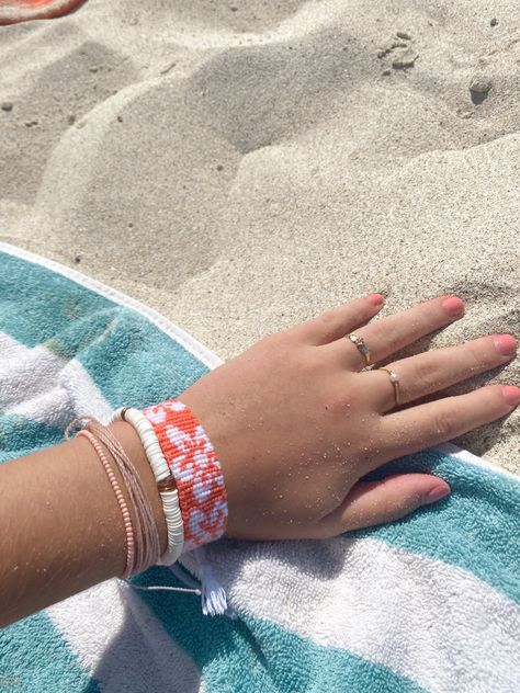 Jewelry from @SunshineAndStrings @beadandbraidco_official @southernsurfshop @puravidapins Surfer Girl Jewelry, Beachy Bracelets, Surf Jewelry, Beachy Jewelry, Preppy Jewelry, Diy Bracelets Patterns, Jewelry Accessories Ideas, Summer Bracelets, Girl Jewelry