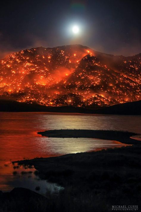 Lake Isabella, CA, 6/24/16 California Hills, Lakes In California, California Wildfires, Wild Fire, Moon Rise, Forest Fire, The Night Sky, Natural Disasters, Amazing Nature