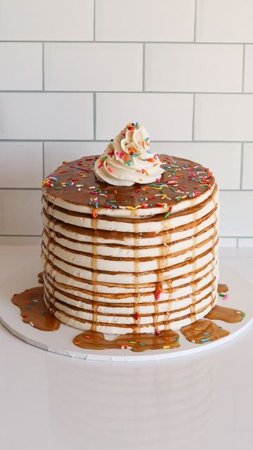 Pancake Bday Cake, Cake That Looks Like Pancakes, Stack Of Pancakes Cake, Pancake Birthday Cake, Pancake Birthday Breakfast, Pancake Cupcakes, Dessert Design, Pancake Cake, Stack Of Pancakes