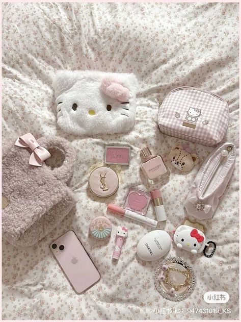 Hello Kitty Beauty, Whats In My Makeup Bag, Everyday Bag Essentials, Essential Makeup, Cute Stationary School Supplies, School Bag Essentials, Inside My Bag, Pink Lifestyle, Purse Essentials