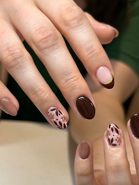 30 Fall Leaf Nail Art Designs To Let Your Hug Autumn 2024 Shellac Nails Fall, Fall Leaves Nail Art, Fall Thanksgiving Nails, Almond Gel Nails, Dark Pink Nails, Colourful Nails, Thanksgiving Nail Designs, Milky Nails, Nagel Tips