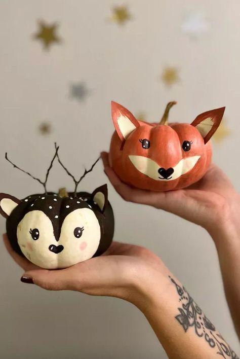 Various woodland creatures like deer and foxes have become classic fall icons over the years. Turn your pumpkins into these charming animals with a little paint and glue on some paper or felt ears. We love this no-carve Halloween pumpkin decorating idea from englishandartforkids on Instagram. #TheSpruce #nocarvepumpkindecoratingideas #diyhalloweenideas #kidfriendlypumpkincarvingideas #easypumpkindecoratingideas #cutepumpkins #crafts #cozyfallcrafts Deer Pumpkin, Fox Pumpkin, Halloween Pumpkin Decorating, Easy Pumpkin Decorating, Fall Pumpkins Painting, Decorated Pumpkins, Fall Icons, Animal Knitting, Fox Party