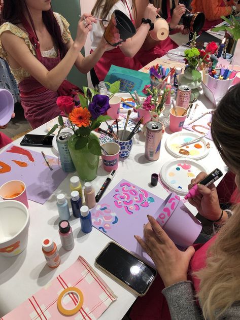 Art Party Aesthetic, Art Workshops Ideas For Adults, Bachelorette Party Arts And Crafts, Arts And Crafts Party Ideas, Arts And Crafts For Friends, Paint Workshop Ideas, Painting Party Aesthetic, Art Workshop Aesthetic, Hen Do Crafts