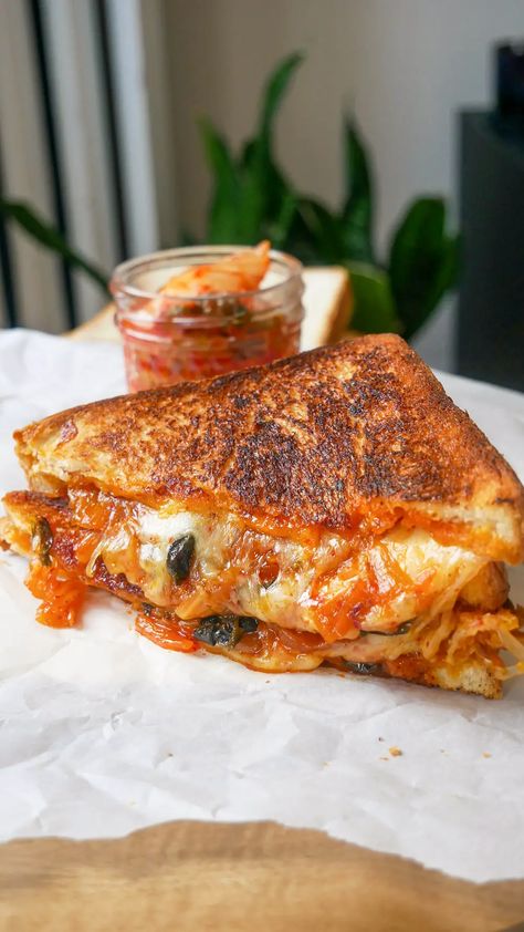 Kimchi Grilled Cheese Sandwich – 김치 그릴치즈 Grilled Cheese Hamburger, Rare Recipes, Kimchi Grilled Cheese, Spicy Grilled Cheese, Vegetarian Kimchi, Kimchi Chicken, Birthday Dinner Recipes, Snacks Salty, Jun Wu