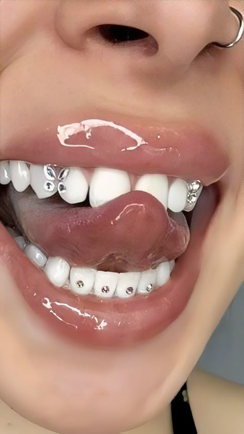 Tooth Gem Ideas, Tooth Gem Placement, Natural Teeth Whitening Diy, Stylish Jewelry Accessories, Pretty Teeth, Dental Jewelry, Grillz Teeth, Photo Repair, Diamond Teeth