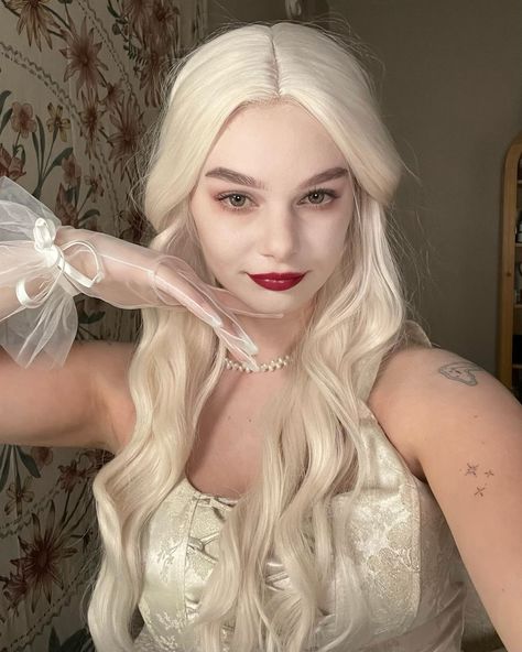 White Queen Cosplay, Kayli Boyle, Queen Cosplay, White Queen, Art Things, Attractive People, Makeup Hair, Cute Art, Halloween Costumes