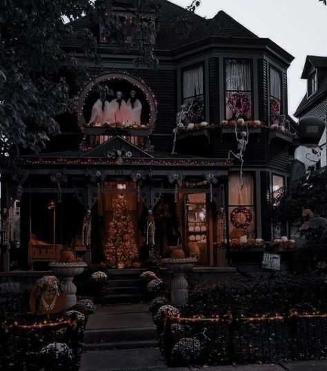 Halloween Aesthetic Pictures, Spooky Pins, Spooky Aesthetic, Vintage Autumn, Halloween Vibes, Victorian House, Season Of The Witch, Halloween Aesthetic, Gothic Halloween