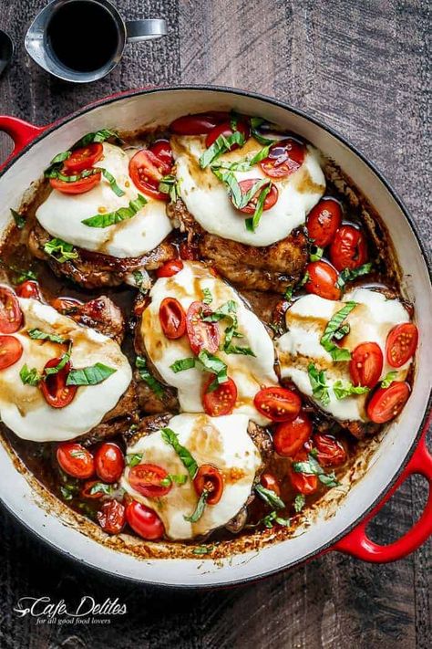 Caprese Chicken Baked Caprese Chicken, Chicken And Cheese Recipes, Caprese Recipes, Juicy Baked Chicken, Cafe Delites, Caprese Chicken, Balsamic Chicken, Baked Chicken Thighs, Gordon Ramsay