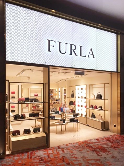 Shoe Store Design, Travel Retail, Jewelry Store Design, Royal City, Interior Design Presentation, Furla Bags, Handbag Stores, Bag Display, Retail Store Design