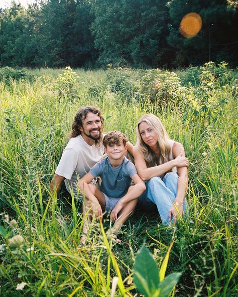 candid family photos, film family photos, film photographer, 35mm film, porta 400, film wedding photographer, family poses, summer family photos Family Photos Candid, Family Portrait Ideas, Candid Family Photos, Poses Summer, Summer Family Photos, Family Poses, Film Photographer, Film Wedding, Family Posing