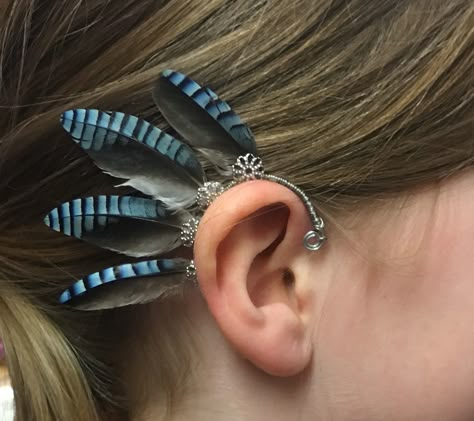 Diy Feather Ear Cuff, Ear Feathers, Ear Cuff Diy, Wings Flying, Feather Accessories, Feather Ear Cuff, Feather Cuff, Feather Crafts, Easy Diy Jewelry