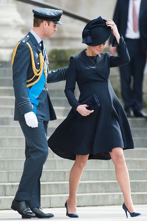 Prince William helped his pregnant wife along as they attended a March service for troops in London. Kate Middleton Pregnant, Düşes Kate, Princesse Kate Middleton, William E Kate, Kate Middleton And Prince William, Looks Kate Middleton, Prins William, Principe William, Kate Middleton Outfits