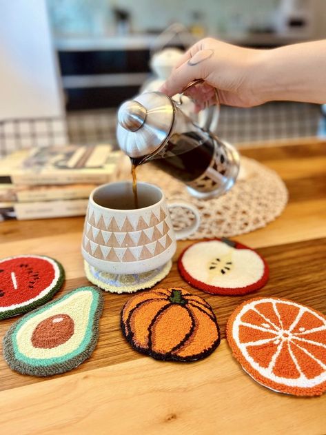 Tufted Table, Apple Punch, Punch Needle Coasters, Mini Rugs, Punch Needle Coaster, Room Decoration Ideas, Punch Needle Patterns, Table Rug, Mini Table