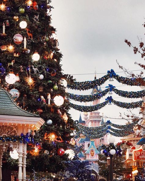 Disney Paris Christmas, Disneyland Christmas Aesthetic, Disneyland Paris Winter, Christmas In Disneyland, Christmas At Disneyland, Disneyland Paris Christmas, Christmas Disneyland, Christmas Core, Disney House Ideas