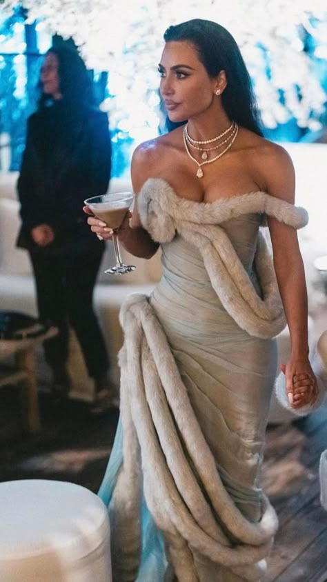 Mugler Corset, Kim Kardashian Latest, Mugler Dress, Kim Kardashian Family, Kanye Fashion, Chicago West, Capricorn Girl, Gala Gown, Kim Kardashian Outfits