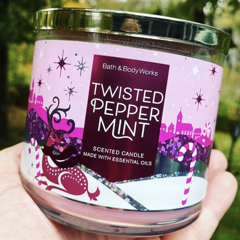 Bath & Body Works Twisted Peppermint Candle Review Peppermint Candles, Twisted Peppermint, White Barn Candle, Candle Obsession, Best Smelling Candles, Three Wick Candle, Bath N Body Works, Peppermint Scent, Bath Body Works Candles