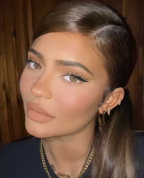 Kylie Jenner Earrings, Kendall Jenner Piercings, Kylie Jenner Stormi, Kylie Jenner Ear Piercings, Kylie Jenner Piercings, Ear Piercings Chart, Double Ear Piercings, Pretty Ear Piercings, Cute Ear Piercings