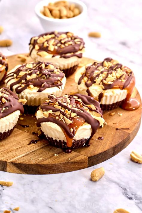 This keto mini snickers cheesecakes recipe is incredibly creamy, rich, and super easy to make without any baking steps. The irresistible peanut flavor makes these the best keto cheesecake snicker bites you have ever tried. Keto Snickers Cheesecake, Snicker Bites, Best Keto Cheesecake, Keto Snickers, Low Carb Christmas Recipes, Cheesecake No Bake, Low Sugar Diet Recipes, Lowcarb Recipes, Low Carb Christmas