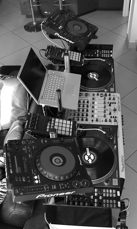 Complete dj set up Music Gadgets, Dj Room, Hard Dance, Music Studio Room, Dj System, Dj Setup, Dj Booth, Dj Gear, Studio Setup