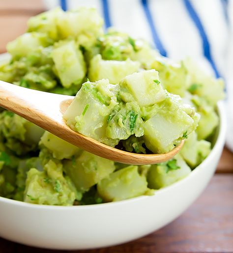 Replace mayonnaise with avocado for a healthier creamy potato salad full of avocado nutrients and healthy fats. I love avocado and I recently had avocado potato salad for the first time (in Japan of all places). I really enjoyed it and knew I had to make it when I came home. I like that it gives … Potato Salad Healthy, Creamy Potato Salad, Baked Cauliflower, Salad Recipes For Dinner, Creamy Potato, Shrimp Salad, Potatoe Salad Recipe, Avocado Salad, Healthy Salads