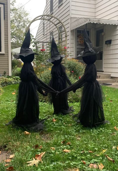 Diy Front Yard Ghosts, Diy Witches Halloween Decorations, Witch Halloween Front Yard, Halloween Outside Decorations Diy Witches, Witches House Halloween Decorations Outdoor, Diy Witches Yard Decor, Front Gate Halloween Decor, Halloween Outdoor Witches, How To Make A Witch For The Yard