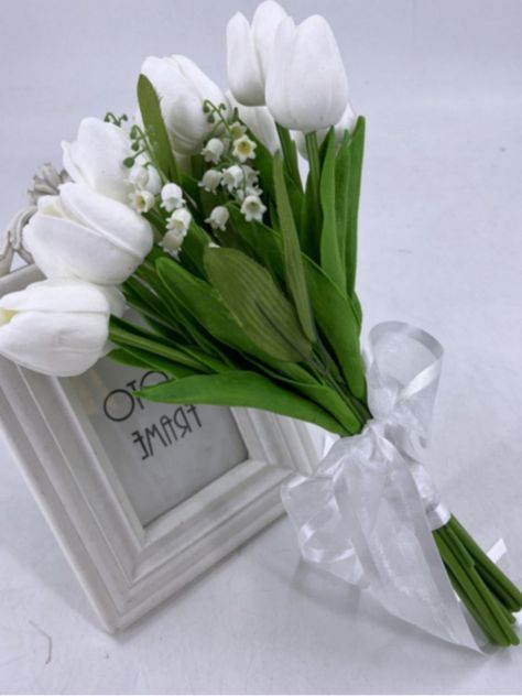 Tulip Bouquet Wedding, White Tulip Bouquet, Lily Of The Valley Bouquet, Bride Bouquets White, Small Bridal Bouquets, Small Wedding Bouquets, Flower Wedding Bouquet, Tulip Wedding, Pallet Wedding