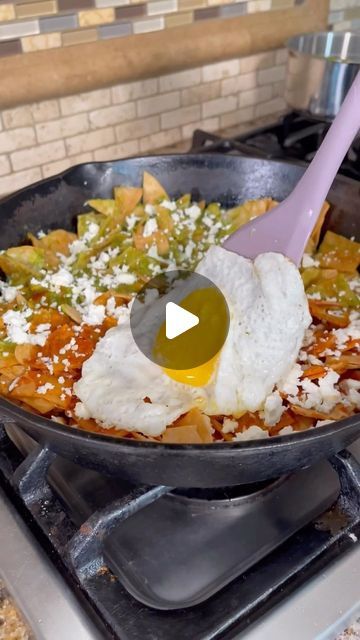 Traditional Mexican Breakfast Recipes, Easy Chilaquiles Recipe Mexican, Chili Chilaquiles, Chilaquiles Recipe Mexican Authentic, Chilaquiles Recipe Mexican, Green Chilaquiles Recipe, Red Chilaquiles Recipe, Chilaquiles Rojos Recipe, Green Chilaquiles