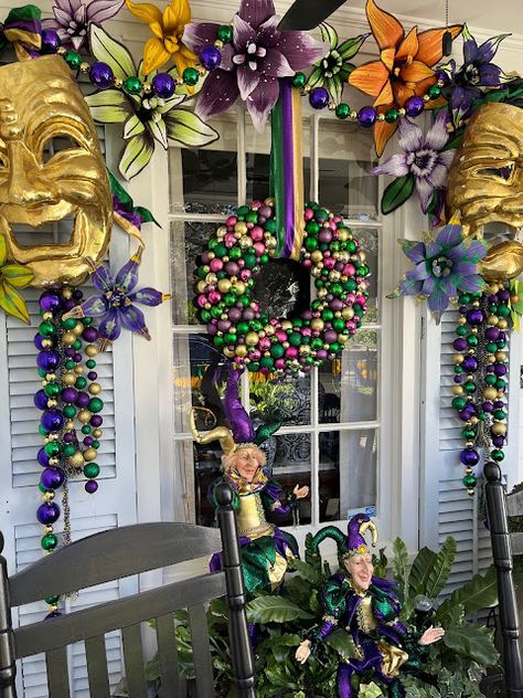 Outdoor Mardi Gras Decorations, Mardi Gras Outdoor Decor, Mardi Gras Porch Decor, Mardi Gras Porch Sign, Cottage Front Porch, Acorn Cottage, Mardi Gras Door Garland, Door Thresholds, Mardi Gras Wreath Dyi