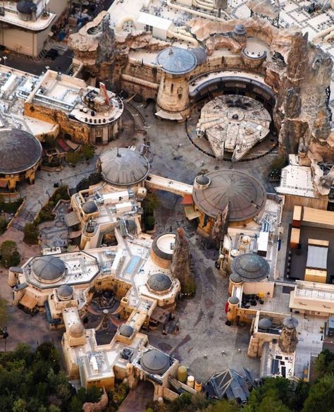 Disneyland Anaheim, Star Wars Galaxy's Edge, Planet Coaster, Star Wars Galaxy, Star Wars Diy, Star Wars Models, Main Street Usa, Galaxy's Edge, House Outside Design