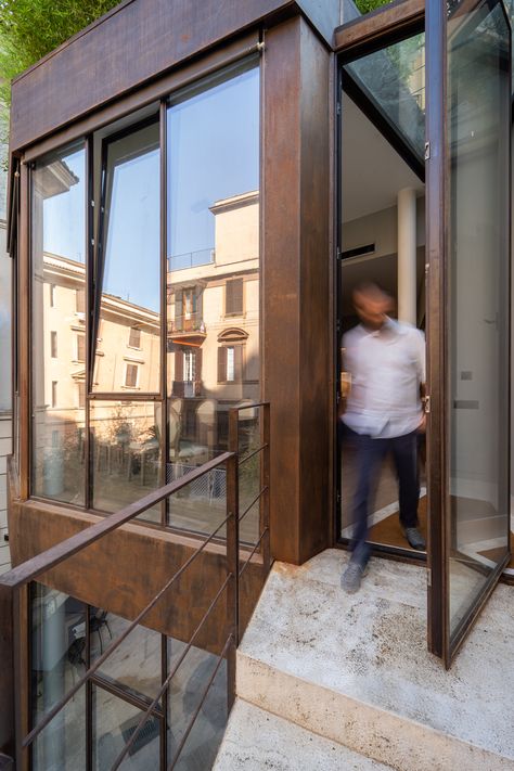 The wonderful restoration of a private home in a historic building in the center of Rome: a mix of beauty, design and great performance. Doors and windows in OS2 75 corten steel by Secco Sistemi, of course. || Lo stupendo restauro di un'abitazione privata in un edificio storico in centro a Roma: un mix di bellezza, design e grandi prestazioni. Serramenti OS2 75 in acciaio corten di Secco Sistemi, naturalmente. || Photos: d3visualization #architettura #architecture #corten #rome #restoration Corten Steel Door, 1930s House Extension, Stick House, Steel Front Door, Steel Cladding, 1930s House, Glass Building, Private Home, Glass Front Door