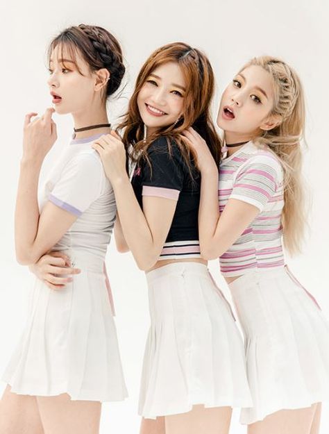 Pleated Mini Skirts, Sung Kyung, 사진 촬영 포즈, Bff Photoshoot Poses, Bff Photoshoot, Friend Poses, Amazing Outfits, Ulzzang Fashion, Friend Photoshoot