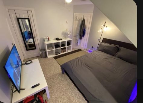 Aesthetic Guys Room Ideas, Small Bedroom Ideas For Guys, Simple Men Room Ideas, Mens White Bedroom Ideas, Guy Room Inspiration, Male Aesthetic Bedroom, Guys Apartment Bedroom, Guys Aesthetic Room, Men Bed Rooms Ideas