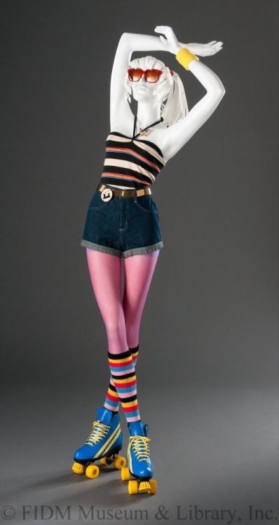 70s Roller Skating Outfits, 70s Roller Skating, 70s Roller Disco, 70s Costumes, Hippie Fashion 70s, Disco Roller Skating, Disco Outfits, Roller Skating Outfits, 70s Costume