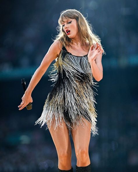 Black And Silver Fearless Dress, Fearless Dress Eras Tour, Fearless Era Taylor, Silver Fringe Dress, Fearless Dress, Fearless Era, Swift Wallpaper, Black And Silver Dress, London Night