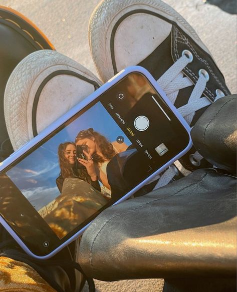 Camera Mirror Selfie, Mirror Selfie Iphone, Aesthetic Golden Hour, Friends Pose, Spiegel Selfie, Iphone Selfie, Trendy Mirrors, Phone Selfie, Shoe Selfie